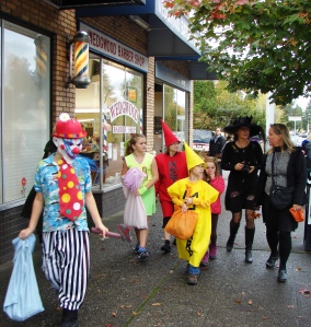 halloween-2014-colorful-costumes-at-ne-75th-street